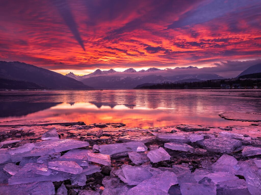 Un lac au coucher du soleil.